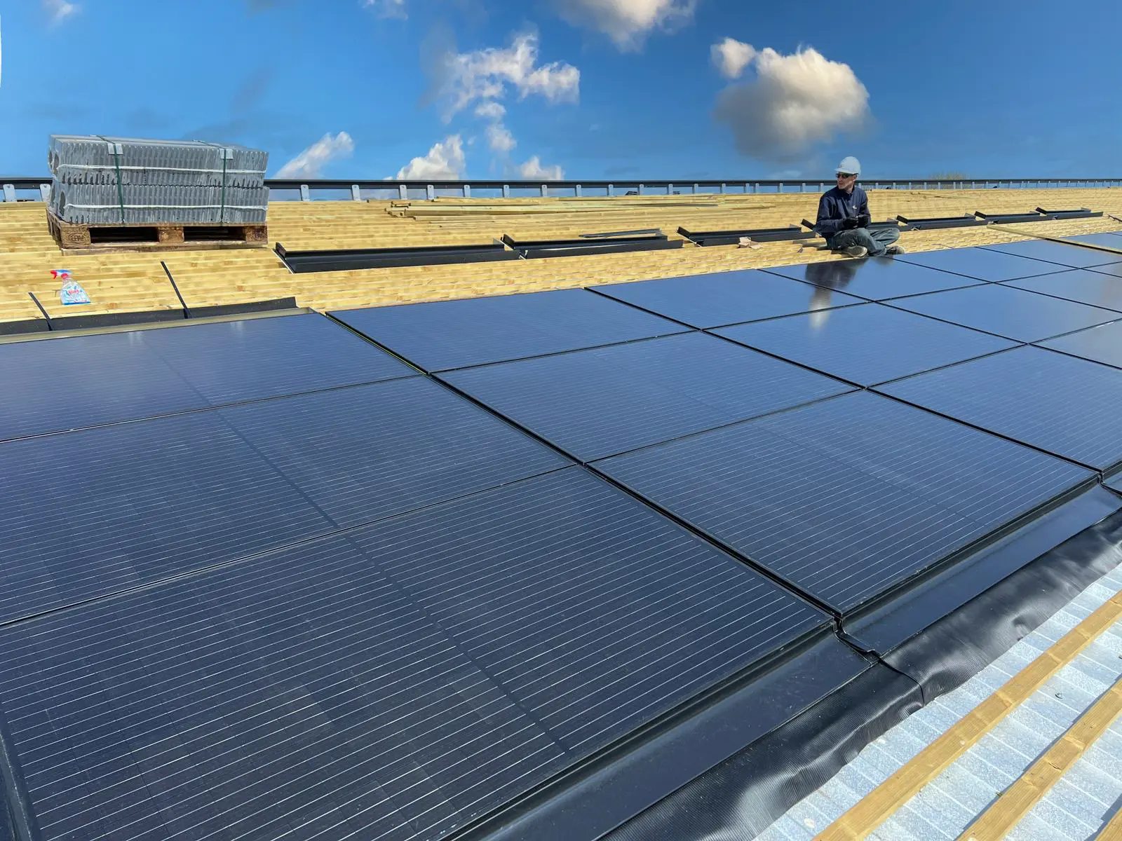 Monteren zonnepanelen op bedrijfspand